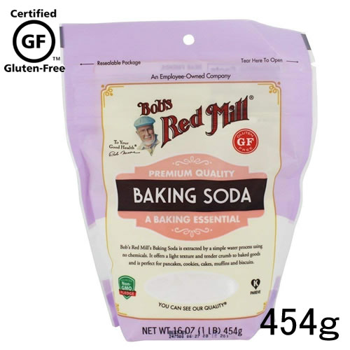 ボブズレッドミル ピュア　ベーキングソーダー 商品名 　　　　　　　　　　　　　　　　　　　　　　　　　　　　　　　　　　　　　　　　 Bob’s Red Mill, Pure Baking Soda, Gluten Free, 16 oz (454 g) 内容量 16 oz (454 g) ご使用方法 パンなどを作る際のふくらし粉としてご利用いただいたり、野菜のあく抜きや鍋の焦げ落とし、台所や水回りの掃除など、あらゆる場所にお使いいただけます。 湯船にバスボムの代わりに直接加えて入浴剤としてもご利用いただけます。また重曹を入れた残り湯をお風呂掃除に使えばお風呂も綺麗になって一石二鳥です。 お菓子に使う場合、沢山使いすぎると苦みが出てしまうことがありますので、お好みに合わせてご利用ください。 ご使用上の注意 ・お子様の手の届かない場所で保管して下さい。 ・高温多湿を避けて保管して下さい。 ブランド Bob's Red Mill社製（ボブズレッドミル、ボブズ・レッド・ミル） 配達予定日 通常、発送後4〜7日程でのお届けとなります。 内容成分 【原材料 】 ピュアベーキングソーダ 広告文責 : 株式会社Arecare,Inc. 010-1-408-577-0907 生産国：アメリカ｜ 区分：食品BOB’S　RED MILLのボブ社長 PURE BAKING SODAとは、 重曹のことですが、このBob’s Red Millのベーキングソーダは PUREがついてるだけあって、 一切 化学薬品を使わずに 石灰化重曹の沈殿物から オールナチュラルの水抽出法で抽出されているのがポイント！ だから掃除は もちろん料理にも安心してご利用いただけます。 グルテンフリーなので、アレルギーが気になる方にも安心してご利用いただけるのが一番のセールスポイント！ お好みで このベーキングソーダに、海塩を加えてお湯に入れると 汗が毛穴から噴出すデトックス風呂に！ 好きなアロマオイルを足して自分専用の入浴剤にしたり、 クエン酸と重曹をジュースに混ぜて、デトックスジュースしたりと使い方はいろいろ。 掃除から洗濯、お菓子作りにも使える 安全で万能なベーキングソーダをぜひお試しください。 【店長タナカが、Bob's Redmill を選んだ理由】 たくさんのメーカーさんの中から なぜBob's Red Mill社にしたかといいますと、 このメーカーさん、なかなかいいんです！ 30年以上にわたって、石臼で挽いた 全粒穀物の製パン用ミックス粉や グルテンフリー穀物など自然食品を提供する メーカーさんで、その石臼製粉機も、 最新のものではなくわざわざ19世紀製の物を 使用するというコダワリよう。 でもって、ここが取り扱いしているものは、USDA認定された有機ミックス粉や グルテンを使わない全粒穀物や ドライフルーツ、スパイスなど400種類。 ちなみに、ボブじぃさんのオートミールは、 「The&#160;Golden Spurtle World Porridge Championship（世界で最も美味しいお粥選手権）」で 最優秀賞となったオートミールなんですよ。 またBob's Red　Millの商品を使うシェフが多いことから、 彼の商品を使ったレシピ本も多数発売されています。 &nbsp; 英語で読む　PUREベーキングソーダ Baking Soda is plain bicarbonate of soda, a top quality leavening agent, used in combination with acidic ingredients for baking. Our pure baking soda is made from the deposits of mineralized sodium bicarbonate. It is extracted by a simple water process that uses no chemicals. And like all of our gluten free products, it is produced in our 100% gluten free facility and subject to ELISA batch testing to ensure its purity. When using baking soda in combination with acidic ingredients, such as buttermilk, molasses, cocoa or yogurt, it releases carbon dioxide that causes the batter or dough to rise. It's also a great household cleanser and odor absorber. See the back of our package for some great tips for using our baking soda for kitchen deodorizing and even brushing your teeth! Our package also features a terrific recipe for Buttermilk Biscuits.