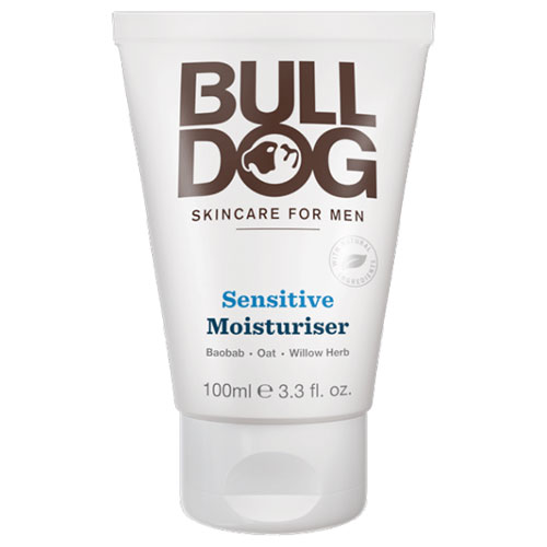 ブルドッグ（BULL DOG） センシティブ モイスチャライザー 100ml男性用（メンズ）スキンケア。バオバブ油 オート麦油 ウィローハーブを配合。洗顔後の保湿クリーム。素早く吸収してベタつかない。刺激を最小限に抑えるために無香料。敏感肌用メンズコスメ