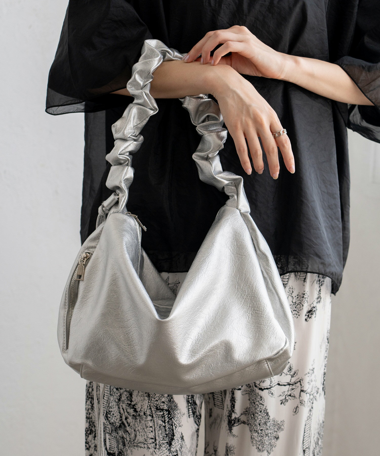 デンハマノ　ブランド　シルバー　ショルダーバッグ　パーティーバッグ　レザー niana パーティー ハンドバッグ パーティーバッグ サテン メタル