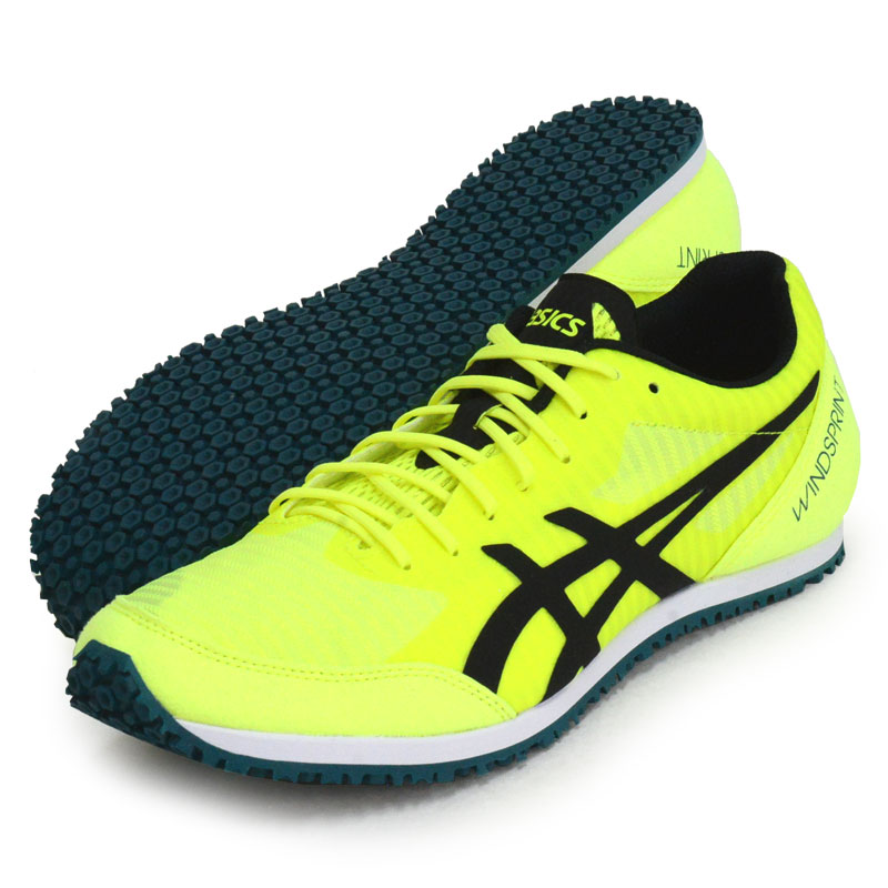 エビデンス メーカー希望小売価格はメーカー商品タグに基づいて掲載しています asics WINDSPRINT 2 (ウインドスプリント 2) スパイクに近い感覚で使え、 トレーニングに適した設計のアップシューズ。 従来モデルのベルトサポートを、 シューレースタイプにアップデート。 アッパー素材にスパイクでも使われている HL－0メッシュを採用することでフィット性を向上。 接地感と体重移動がしやすいフラットソールデザインを採用し、 ミッドソールは前足部にソフト素材を搭載。 接地感や体重移動時の地面をつかむ感覚を得やすくしています。 また、アウターソール素材は廊下や 階段を使った練習でもしっかりとしたグリップ力を発揮します。 これから陸上競技を始める選手から トレーニング効率を上げたいエリートまで、 幅広い層に対応するアップシューズです。 ■素材名 アッパー/合成繊維+合成樹脂・人工皮革 アウターソール/ゴム底 ■カラー：750(SAFETY/BLACK) ■サイズ補足：STANDARD ■生産地：ベトナム カラー違いはこちら！