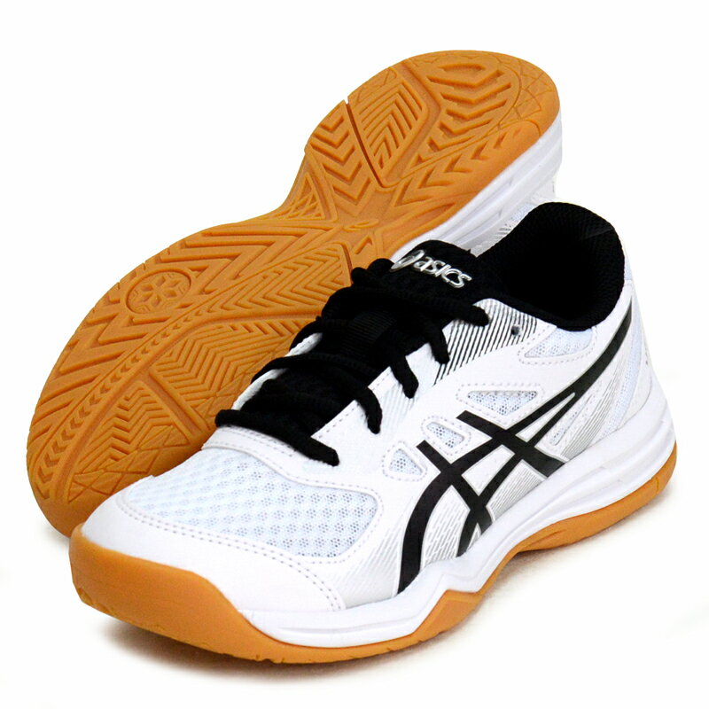 asics UPCOURT 5 GS UPCOURT 5 GS はジュニア向けに設計されており、 軽量性、柔軟性、サポート力と耐久性を兼ね備えています。 このジュニア向けインドアコートシューズは、 アッパーの広範囲に人工皮革の補強を配置しており、 急な動きやストップ時のサポート性と安定性を高めます。 また、メッシュの部分で通気性にも配慮し、靴内を快適に保ちます。 ■アッパー素材:人工皮革（合成皮革）・合成繊維 ■アウター素材:ゴム底 ■素材:合成繊維/取り替え式 ■適合する別売中敷:1173A029 ■サイズ:19-25 ■カラー：102 White/Black ■幅/ラスト:STANDARD ■その他:NON MARKING RUBBER対応 ■製造国:カンボジア