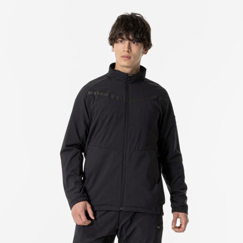 温かい空気を逃さない撥水・ストレッチジャケット。 【サイズ】XS、S、M、L、XL、2XL、3XL 【素材】表地：ポリエステル100％ 裏地 本体：ポリエステル99％、ポリウレタン1％ 袖・脇切替：ポリエステル100％ 【原産国】中国製 【発売シーズン】2023年秋冬 ■身体を動かしても温かい空気を逃さずキープ。 ■伸縮性の高い凹凸構造で持続保温。 ■左袖には高級感のあるワッペンを使用。 ※こちらユニセックスの商品になります。 商品規格は男性サイズです。 女性の方の場合は、ワンサイズ程度小さめか適合/規格サイズもご参考のうえお選び下さい。 撥水性が優れていることを示し、ウエア内を快適な状態に保ちます。 ストレッチ性が優れていることを示し、動きをよりスムーズにし、不快なつっぱり感を軽減します。 ■カラー：09ブラック