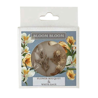 花が咲きみだれ優しい香りが広がっていくような空間を演出するシリーズ。 ■BLOOM BLOOM ブルームブルーム 花が咲きみだれ、優しい香りが空いっぱいに広がっていくような爽やかでフラワリーな空間をブルームブルームは演出します。 ■ Wax Sachet ワックス サシェ ハーブをワックスに入れ込んだビジュアルも可愛いワックスサシェ。ライフスタイルに華やかな時間を取り入れながら、優しい香りで癒されてください。 ■FRAGRANCE - フレグランスの種類 ・FLOWER BOUQUET & WHITE SAGE フラワーブーケ＆ホワイトセージ top・レモン・ベルガモット・オレンジブロッサム middle・ローズ・ヴァイオレット・ピオニー last・ムスク・アンバー・パチュリ ■商品仕様 ブランド ブルームブルーム JANコード 4589993285862 サイズ W86×D20×H116mm 内容量 35g 生産国 タイ 使用上の注意 ・本品は食べ物ではありません。 ・お子様の手の届かない所でご使用下さい。 ・家具、衣類、プラスティック製品等にふれるとシミや変色を起こす場合がありますのでご注意下さい。 ・用途以外の目的ではご使用にならないで下さい。 商品区分 サシェ 広告文責 ハッピープラン・ネット株式会社　TEL：078-994-5399