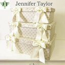 商品名 ジェニファーテイラー ボックス 3ヶセット Lumina Jennifer Taylor 32021BX サイズ(cm) L/41X28X14H, M/38X25X13H, S/35X22X12H 材質 芯材/厚紙　表面/布 商品説明 人気の秘密は女性の心を擽るリボンを使いエレガントで高級感の有るデザインと実用性を兼ね備えた商品にあります。 中も生地貼りです。 同じ生地の小物入れ・ダストボックス・ティッシュボックスもございます。 注意事項 【商品在庫】 こちらの商品は、実店舗及び営業でも販売をしております。 在庫状況には注意を払っておりますが、 ご注文いただいた商品が入れ違いで完売してしまう場合がございます。 その際はメールにて完売のご連絡をさせていただきます。 【出荷日】 ＊平日営業日12時までのご発注分で、即日出荷致します。