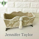 商品名 ジェニファーテイラー 脚付小物入れ Heirloom Jennifer Taylor 32967BX サイズ(cm) 28X16X12.5H 商品説明 真鍮製脚付き小物入れは、洗面台に置いても水濡れが気になりません。もちろんリビングや寝室でもおしゃれで機能的なインテリアです。リモコン入れにもお勧めです。 注意事項 【商品在庫】 こちらの商品は、実店舗及び営業でも販売をしております。 在庫状況には注意を払っておりますが、 ご注文いただいた商品が入れ違いで完売してしまう場合がございます。 その際はメールにて完売のご連絡をさせていただきます。 ＊平日営業日12時までのご発注分で、即日出荷致します。　