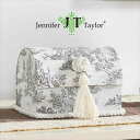 商品名 ジェニファーテイラー トランクBOX Toile de Jouy トワルドジュイ サイズ(cm) 18X13.5X13.5H 材質 生地：綿100％ フランス製,タッセル・ロープ：ポリエステル　芯材：厚紙 商品説明 ジェニファーテイラーが選んだフランス製の「トワル ド ジュイ」は、白地にグレージュでフランスの裕福な田園風景を描いています。 家具には大柄で強度のある生地を使用し、小物には手触りの良い小柄の生地を使用しています。 素敵なフォルムで、玄関やお部屋がエレガントにグレードアップします。 チャームポイントのタッセルは取手にもなり、実用的です。もちろんリビングや寝室でもおしゃれ。マスク入れにもお勧めです。 注意事項 【商品在庫】 こちらの商品は、実店舗及び営業でも販売をしております。 在庫状況には注意を払っておりますが、 ご注文いただいた商品が入れ違いで完売してしまう場合がございます。 その際はメールにて完売のご連絡をさせていただきます。 ＊平日営業日12時までのご発注分で、即日出荷致します。