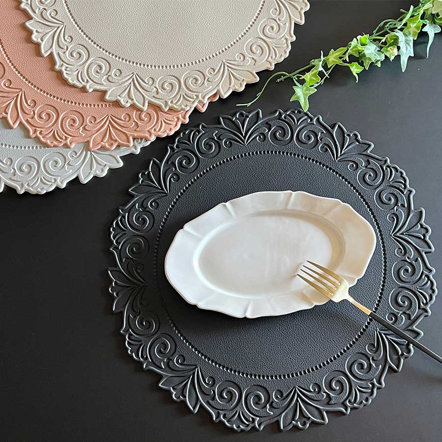 【5％OFFクーポン｜20日20時～27日1時59分までの期間限定】4色展開 エレガントラウンド プレースマット ランチョンマット バテンレース 拭ける 水拭き可 お手入れ簡単 傷防止 敷物 ブラック オフホワイト ピンク グレー