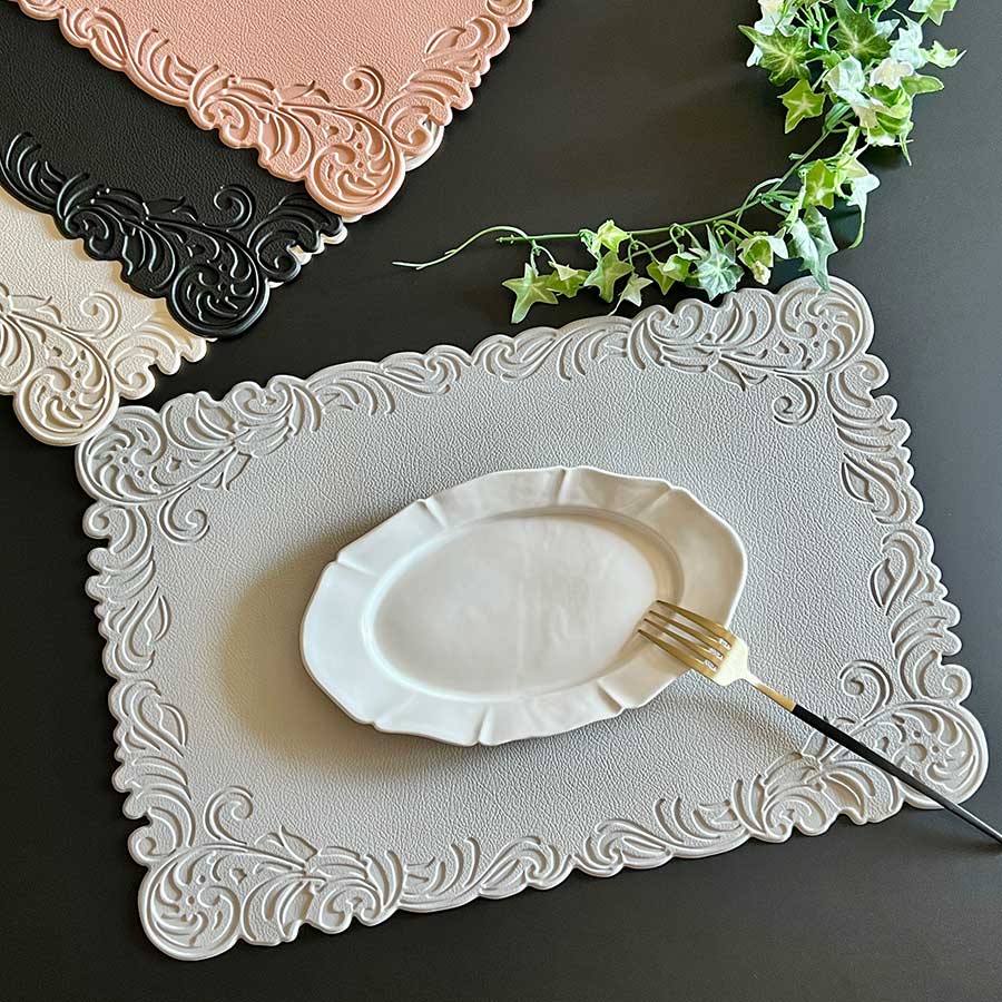 【5％OFFクーポン｜20日20時～27日1時59分までの期間限定】4色展開 エレガントフレーム プレースマット ランチョンマット レザー調 バテンレース柄 水拭き可 お手入れ簡単 傷防止 敷物