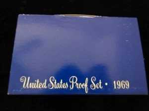 1969 United States Mint Proof Coin Set商品について出品者注記：ミントプルーフ原産国：アメリカ合衆国認証：アメリカ合衆国造幣局流通/未使用：未使用発行年：1969年発行形態：プルーフ注意事項以下の注意事項をご理解のうえ、ご購入ください。◆ 鑑定グレード・真贋について当店では、PCGS・NGC など主要鑑定機関の評価基準を基準に商品情報を記載しております。鑑定済み商品の場合、鑑定番号（Cert No.）で真贋確認が可能です。未鑑定品は、あくまで当店の知見に基づく評価となり、鑑定結果を保証するものではございません。◆ アンティーク特有の状態についてアンティークコイン・紙幣は、経年による小傷・変色・シミ・汚れなどがある場合がございます。コンディションは写真と説明文でできる限り正確にお伝えしておりますが、細部にこだわる方はご購入前にお問い合わせください。◆ 付属品についてコインボックス・証明書（COA）などの付属品は、商品説明に記載がある場合のみ同梱されます。記載がない場合は付属しませんので、あらかじめご確認ください。◆ 在庫状況について 当店の商品は海外から取り寄せております。ご購入のタイミングによっては在庫切れとなる場合がございます。その際はご連絡のうえ、ご注文をキャンセルさせていただく場合がございますので、あらかじめご了承ください。 ◆ 価格変動について 希少性の高い商品は市場価格の変動により、追加料金をお願いする場合がございます。追加料金に同意いただけない場合には、ご注文のキャンセルが可能ですので、ご安心ください。◆ 配送について お届けまでに通常2〜3週間ほどかかります。 海外の祝日や天候、税関手続きにより通常より配送が遅れる可能性がございます。 ◆ ご注文後の取り扱いご注文と同時に商品のお取り寄せを開始するため、ご注文確定後にお客様都合によるキャンセルは承っておりません。予めご了承下さい。◆ 保証について 商品説明に英語で「保証（warranty）」と記載があっても、日本国内では適用されませんのでご了承ください。 当店では、商品到着後7日以内の初期不良に限り、対応させていただきます。 （返品規約の詳細については、楽天市場内の会社概要欄下部をご参照ください。）◆ 商品の色・素材感について 撮影環境やモニター設定により、実際の商品と色味や質感が異なる場合がございます。 ◆ その他サービスについて 海外製品の輸入代行も承っております。ショップに掲載されていない商品でもお探し可能ですので、お気軽にご相談ください。 尚、業者販売（業販）や複数購入の場合、割引対応も可能です。ご希望の方はお問い合わせください。