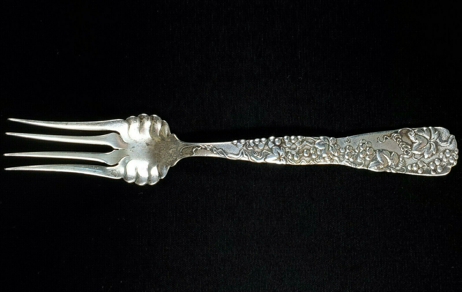 【極美品/品質保証書付】 アンティークコイン コイン 金貨 銀貨 [送料無料] Tiffany and Co. Large Sterling Silver Grapevine Serving Fork