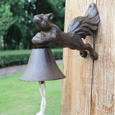 ガーデニング レトロリスフィギュア鋳鉄装飾ハンドクランキングベルヨーロピアンラフホームガーデンウォールマウントヴィンテージメタルウェルカムリング Retro Squirrel Figurines Cast Iron Decor Hand Cranking Bell European Roug