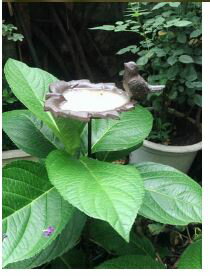 バードフィーダー アイアン スタンド 小鳥 水浴び オブジェ 容器 餌入れ ガーデン バード バス バードバス ガーデニング雑貨 鳥グッズ バード＆フラワー/Bird A [送料無料 並行輸入品] エサ入れ 水入れ 水呑場 水飲み場 オアシス