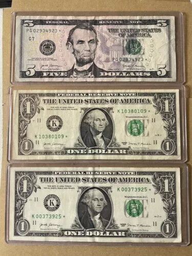 米国紙幣スターノート 3 枚、プラスチックスリーブに入った流通状態 5 ドル紙幣と 1 ドル紙幣 2 枚