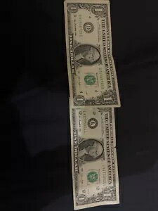 2013 年 1 ドル紙幣 2 枚