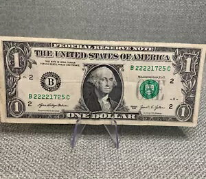 1 ドル紙幣が 5 枚並んで 4 つあります。