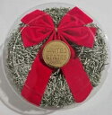 紙幣で作られた細断された米国通貨のクリスマス リース