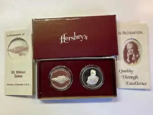 ハーシー シルバー メダリオン コイン 2 枚 - 1989 年の売上高 20 億を記念