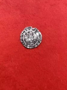HENRY V PENNY商品について時代 中世後期、1154年 - 1485年繊度 0.925ハンマー加工された特徴メタルシルバー製造国/地域 イギリス原産国 イギリス注意事項※以下の注意事項をご理解のうえ、ご購入ください■ 鑑定済みコイン・紙幣について各種コイン・紙幣の鑑定機関（NGC、PCGS、PMGなど）は、収集品の真贋鑑定およびグレーディングを行う専門機関です。鑑定後の商品は、専用ケース（スラブ）に封入され、状態を示すグレードが付与されます。■ グレードについてグレードはコイン・紙幣自体の状態を評価するものであり、ケース自体の品質や状態を保証するものではありません。製造・輸送時の影響により、以下のような状態が発生する場合がございます。- 軽微なスレ傷・拭き傷（特に光の角度で見えるもの）- ケース内部のホコリ・小さな異物（鑑定機関の検品基準を満たしている場合）- ラベルのズレ・わずかな傾きこれらは鑑定機関の基準内であり、返品・交換の対象とはなりませんのでご了承ください。■ ラベルの種類について各鑑定機関では、コイン・紙幣の状態や鑑定の結果に応じて異なるラベルが付与されます。- 通常ラベル（Standard/Regular）：一般的なグレード付き鑑定済みコイン・紙幣- オーセンティック（Authentic）：グレードなしで真贋のみ保証- 詳細グレード（Details）：クリーニング跡やエッジのダメージがあるが本物と認定- 特別ラベル（Special Label）：記念版や特定のデザインの限定ラベル - 例：NGC「Early Releases」「First Releases」、PCGS「First Strike」 などグレードやラベルの種類は、商品画像および説明文をご確認のうえ、ご購入ください。■ 在庫状況について当店の商品は海外から取り寄せております。ご購入のタイミングによっては在庫切れとなる場合がございます。その際はご連絡のうえ、ご注文をキャンセルさせていただく場合がございますので、あらかじめご了承ください。■ ご注文後のキャンセルについてご注文と同時に商品のお取り寄せを開始するため、お客様都合によるキャンセルは承っておりません。■ 配送についてお届けまでに通常2〜3週間ほどかかります。海外の祝日や天候、税関手続きにより通常より配送が遅れる可能性がございます。■ 保証について商品説明に英語で「保証（warranty）」と記載があっても、日本国内では適用されませんのでご了承ください。 当店では、商品到着後7日以内の初期不良に限り、対応させていただきます。 （返品規約の詳細については、楽天市場内の会社概要欄下部をご参照ください。）■ 商品の色・素材感について撮影環境やモニター設定により、実際の商品と色味や質感が異なる場合がございます。■ 価格変動について希少性の高い商品は市場価格の変動により、追加料金をお願いする場合がございます。追加料金に同意いただけない場合には、ご注文のキャンセルが可能ですので、ご安心ください。■ その他サービスについて海外製品の輸入代行も承っております。ショップに掲載されていない商品でもお探し可能ですので、お気軽にご相談ください。尚、業者販売（業販）や複数購入の場合、割引対応も可能です。ご希望の方はお問い合わせください。