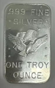 Eagle Holding American Flag 1 オンス .999 シルバー アート バー