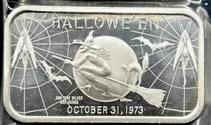 非常にゴージャスで希少な 1973 年ハロウィーン 1 オンス シルバー バー ? 気密バー ホルダー付き!