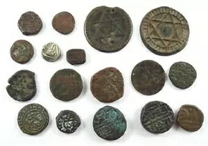 17 枚の古い青銅、銅、または銀のコインがたくさん...中東