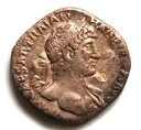 ハドリアヌス紀元 117 〜 38 年、デナリウス銀貨。 Rev-Roma は左側に座っています。 aVF/F+