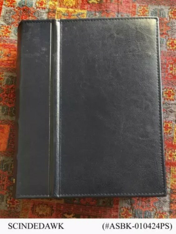 世界中の使用済み郵便用便箋のコレクションがアルバムにまとめられています