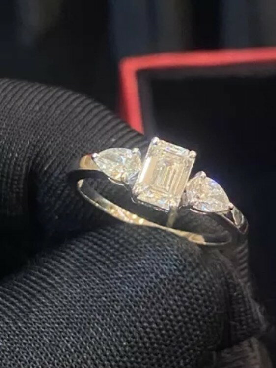 1.10カラット エメラルド ペアシェイプ ダイヤモンド スリーストーン エンゲージリング 750 18Kゴールド