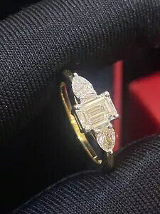 1.10カラット エメラルド ペアシェイプ ダイヤモンド スリーストーン エンゲージリング 750 18Kゴールド