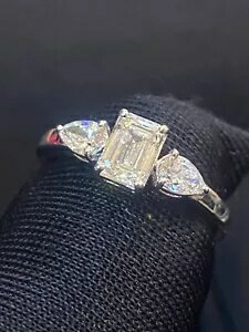 パヴェ 1.10 カラット エメラルド ペアカット ダイヤモンド スリーストーン エンゲージリング 18K ゴールド