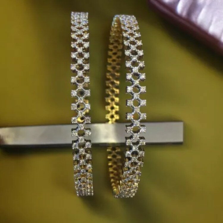 見事な5.75カラットのラウンドブリリアントカット天然ダイヤモンドバングル 14Kイエローゴールド