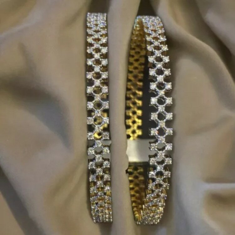 素晴らしい5.75カラットのラウンドブリリアントカットダイヤモンドバングル、認定14Kイエローゴールド