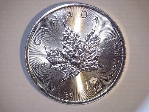 2014 $5 Canada Maple Leaf, .9999 Fine 1 oz Silver, US-7659商品について製造国/地域：カナダコイン：カナディアン・メープルリーフ認証：未認証単位あたりの貴金属含有量：1オンス鋳造方法：ビジネスグレード：未評価製造年：2014年ブランド/造幣局：ロイヤル・カナディアン・ミント組成：銀注意事項※以下の注意事項をご理解のうえ、ご購入ください■ 鑑定済みコイン・紙幣について各種コイン・紙幣の鑑定機関（NGC、PCGS、PMGなど）は、収集品の真贋鑑定およびグレーディングを行う専門機関です。鑑定後の商品は、専用ケース（スラブ）に封入され、状態を示すグレードが付与されます。■ グレードについてグレードはコイン・紙幣自体の状態を評価するものであり、ケース自体の品質や状態を保証するものではありません。製造・輸送時の影響により、以下のような状態が発生する場合がございます。- 軽微なスレ傷・拭き傷（特に光の角度で見えるもの）- ケース内部のホコリ・小さな異物（鑑定機関の検品基準を満たしている場合）- ラベルのズレ・わずかな傾きこれらは鑑定機関の基準内であり、返品・交換の対象とはなりませんのでご了承ください。■ ラベルの種類について各鑑定機関では、コイン・紙幣の状態や鑑定の結果に応じて異なるラベルが付与されます。- 通常ラベル（Standard/Regular）：一般的なグレード付き鑑定済みコイン・紙幣- オーセンティック（Authentic）：グレードなしで真贋のみ保証- 詳細グレード（Details）：クリーニング跡やエッジのダメージがあるが本物と認定- 特別ラベル（Special Label）：記念版や特定のデザインの限定ラベル - 例：NGC「Early Releases」「First Releases」、PCGS「First Strike」 などグレードやラベルの種類は、商品画像および説明文をご確認のうえ、ご購入ください。■ 在庫状況について当店の商品は海外から取り寄せております。ご購入のタイミングによっては在庫切れとなる場合がございます。その際はご連絡のうえ、ご注文をキャンセルさせていただく場合がございますので、あらかじめご了承ください。■ ご注文後のキャンセルについてご注文と同時に商品のお取り寄せを開始するため、お客様都合によるキャンセルは承っておりません。■ 配送についてお届けまでに通常2〜3週間ほどかかります。海外の祝日や天候、税関手続きにより通常より配送が遅れる可能性がございます。■ 保証について商品説明に英語で「保証（warranty）」と記載があっても、日本国内では適用されませんのでご了承ください。 当店では、商品到着後7日以内の初期不良に限り、対応させていただきます。 （返品規約の詳細については、楽天市場内の会社概要欄下部をご参照ください。）■ 商品の色・素材感について撮影環境やモニター設定により、実際の商品と色味や質感が異なる場合がございます。■ 価格変動について希少性の高い商品は市場価格の変動により、追加料金をお願いする場合がございます。追加料金に同意いただけない場合には、ご注文のキャンセルが可能ですので、ご安心ください。■ その他サービスについて海外製品の輸入代行も承っております。ショップに掲載されていない商品でもお探し可能ですので、お気軽にご相談ください。尚、業者販売（業販）や複数購入の場合、割引対応も可能です。ご希望の方はお問い合わせください。