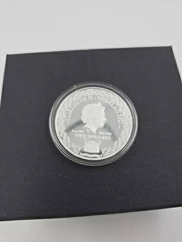 Elizabeth II Tokelau 2021 1 Oz. Silver Coin商品について組成：銀年：2021年単位1オンスあたりの貴金属含有量製造国／地域：トケラウ諸島認証：未認証注意事項※以下の注意事項をご理解のうえ、ご購入ください■ 鑑定済みコイン・紙幣について各種コイン・紙幣の鑑定機関（NGC、PCGS、PMGなど）は、収集品の真贋鑑定およびグレーディングを行う専門機関です。鑑定後の商品は、専用ケース（スラブ）に封入され、状態を示すグレードが付与されます。■ グレードについてグレードはコイン・紙幣自体の状態を評価するものであり、ケース自体の品質や状態を保証するものではありません。製造・輸送時の影響により、以下のような状態が発生する場合がございます。- 軽微なスレ傷・拭き傷（特に光の角度で見えるもの）- ケース内部のホコリ・小さな異物（鑑定機関の検品基準を満たしている場合）- ラベルのズレ・わずかな傾きこれらは鑑定機関の基準内であり、返品・交換の対象とはなりませんのでご了承ください。■ ラベルの種類について各鑑定機関では、コイン・紙幣の状態や鑑定の結果に応じて異なるラベルが付与されます。- 通常ラベル（Standard/Regular）：一般的なグレード付き鑑定済みコイン・紙幣- オーセンティック（Authentic）：グレードなしで真贋のみ保証- 詳細グレード（Details）：クリーニング跡やエッジのダメージがあるが本物と認定- 特別ラベル（Special Label）：記念版や特定のデザインの限定ラベル - 例：NGC「Early Releases」「First Releases」、PCGS「First Strike」 などグレードやラベルの種類は、商品画像および説明文をご確認のうえ、ご購入ください。■ 在庫状況について当店の商品は海外から取り寄せております。ご購入のタイミングによっては在庫切れとなる場合がございます。その際はご連絡のうえ、ご注文をキャンセルさせていただく場合がございますので、あらかじめご了承ください。■ ご注文後のキャンセルについてご注文と同時に商品のお取り寄せを開始するため、お客様都合によるキャンセルは承っておりません。■ 配送についてお届けまでに通常2〜3週間ほどかかります。海外の祝日や天候、税関手続きにより通常より配送が遅れる可能性がございます。■ 保証について商品説明に英語で「保証（warranty）」と記載があっても、日本国内では適用されませんのでご了承ください。 当店では、商品到着後7日以内の初期不良に限り、対応させていただきます。 （返品規約の詳細については、楽天市場内の会社概要欄下部をご参照ください。）■ 商品の色・素材感について撮影環境やモニター設定により、実際の商品と色味や質感が異なる場合がございます。■ 価格変動について希少性の高い商品は市場価格の変動により、追加料金をお願いする場合がございます。追加料金に同意いただけない場合には、ご注文のキャンセルが可能ですので、ご安心ください。■ その他サービスについて海外製品の輸入代行も承っております。ショップに掲載されていない商品でもお探し可能ですので、お気軽にご相談ください。尚、業者販売（業販）や複数購入の場合、割引対応も可能です。ご希望の方はお問い合わせください。
