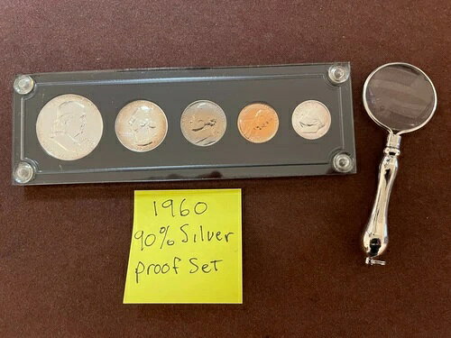 1960 silver proof set商品について販売者コメント「非常に良好/未使用」未使用/未使用材質：銀発行年：1960年刻印タイプ：プルーフ純度：0.9鋳造地：フィラデルフィアグレード：未評価製造国/地域：アメリカ合衆国認証：アメリカ合衆国造幣局注意事項※以下の注意事項をご理解のうえ、ご購入ください■ 鑑定済みコイン・紙幣について各種コイン・紙幣の鑑定機関（NGC、PCGS、PMGなど）は、収集品の真贋鑑定およびグレーディングを行う専門機関です。鑑定後の商品は、専用ケース（スラブ）に封入され、状態を示すグレードが付与されます。■ グレードについてグレードはコイン・紙幣自体の状態を評価するものであり、ケース自体の品質や状態を保証するものではありません。製造・輸送時の影響により、以下のような状態が発生する場合がございます。- 軽微なスレ傷・拭き傷（特に光の角度で見えるもの）- ケース内部のホコリ・小さな異物（鑑定機関の検品基準を満たしている場合）- ラベルのズレ・わずかな傾きこれらは鑑定機関の基準内であり、返品・交換の対象とはなりませんのでご了承ください。■ ラベルの種類について各鑑定機関では、コイン・紙幣の状態や鑑定の結果に応じて異なるラベルが付与されます。- 通常ラベル（Standard/Regular）：一般的なグレード付き鑑定済みコイン・紙幣- オーセンティック（Authentic）：グレードなしで真贋のみ保証- 詳細グレード（Details）：クリーニング跡やエッジのダメージがあるが本物と認定- 特別ラベル（Special Label）：記念版や特定のデザインの限定ラベル - 例：NGC「Early Releases」「First Releases」、PCGS「First Strike」 などグレードやラベルの種類は、商品画像および説明文をご確認のうえ、ご購入ください。■ 在庫状況について当店の商品は海外から取り寄せております。ご購入のタイミングによっては在庫切れとなる場合がございます。その際はご連絡のうえ、ご注文をキャンセルさせていただく場合がございますので、あらかじめご了承ください。■ ご注文後のキャンセルについてご注文と同時に商品のお取り寄せを開始するため、お客様都合によるキャンセルは承っておりません。■ 配送についてお届けまでに通常2〜3週間ほどかかります。海外の祝日や天候、税関手続きにより通常より配送が遅れる可能性がございます。■ 保証について商品説明に英語で「保証（warranty）」と記載があっても、日本国内では適用されませんのでご了承ください。 当店では、商品到着後7日以内の初期不良に限り、対応させていただきます。 （返品規約の詳細については、楽天市場内の会社概要欄下部をご参照ください。）■ 商品の色・素材感について撮影環境やモニター設定により、実際の商品と色味や質感が異なる場合がございます。■ 価格変動について希少性の高い商品は市場価格の変動により、追加料金をお願いする場合がございます。追加料金に同意いただけない場合には、ご注文のキャンセルが可能ですので、ご安心ください。■ その他サービスについて海外製品の輸入代行も承っております。ショップに掲載されていない商品でもお探し可能ですので、お気軽にご相談ください。尚、業者販売（業販）や複数購入の場合、割引対応も可能です。ご希望の方はお問い合わせください。