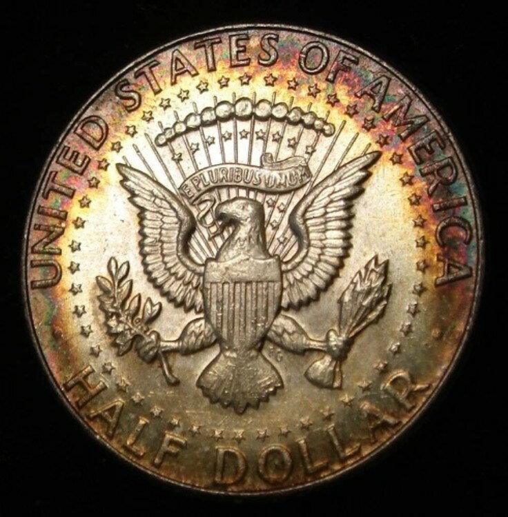 1964 Silver Kennedy Half Dollar JFK 50 Cent Piece RAINBOW TONING UNCIRCULATED商品について額面 50セント流通/非流通 非流通コイン ケネディ組成 銀製造年 1964年製造国/地域 イギリス認証 未認証注意事項※以下の注意事項をご理解のうえ、ご購入ください■ 鑑定済みコイン・紙幣について各種コイン・紙幣の鑑定機関（NGC、PCGS、PMGなど）は、収集品の真贋鑑定およびグレーディングを行う専門機関です。鑑定後の商品は、専用ケース（スラブ）に封入され、状態を示すグレードが付与されます。■ グレードについてグレードはコイン・紙幣自体の状態を評価するものであり、ケース自体の品質や状態を保証するものではありません。製造・輸送時の影響により、以下のような状態が発生する場合がございます。- 軽微なスレ傷・拭き傷（特に光の角度で見えるもの）- ケース内部のホコリ・小さな異物（鑑定機関の検品基準を満たしている場合）- ラベルのズレ・わずかな傾きこれらは鑑定機関の基準内であり、返品・交換の対象とはなりませんのでご了承ください。■ ラベルの種類について各鑑定機関では、コイン・紙幣の状態や鑑定の結果に応じて異なるラベルが付与されます。- 通常ラベル（Standard/Regular）：一般的なグレード付き鑑定済みコイン・紙幣- オーセンティック（Authentic）：グレードなしで真贋のみ保証- 詳細グレード（Details）：クリーニング跡やエッジのダメージがあるが本物と認定- 特別ラベル（Special Label）：記念版や特定のデザインの限定ラベル - 例：NGC「Early Releases」「First Releases」、PCGS「First Strike」 などグレードやラベルの種類は、商品画像および説明文をご確認のうえ、ご購入ください。■ 在庫状況について当店の商品は海外から取り寄せております。ご購入のタイミングによっては在庫切れとなる場合がございます。その際はご連絡のうえ、ご注文をキャンセルさせていただく場合がございますので、あらかじめご了承ください。■ ご注文後のキャンセルについてご注文と同時に商品のお取り寄せを開始するため、お客様都合によるキャンセルは承っておりません。■ 配送についてお届けまでに通常2〜3週間ほどかかります。海外の祝日や天候、税関手続きにより通常より配送が遅れる可能性がございます。■ 保証について商品説明に英語で「保証（warranty）」と記載があっても、日本国内では適用されませんのでご了承ください。 当店では、商品到着後7日以内の初期不良に限り、対応させていただきます。 （返品規約の詳細については、楽天市場内の会社概要欄下部をご参照ください。）■ 商品の色・素材感について撮影環境やモニター設定により、実際の商品と色味や質感が異なる場合がございます。■ 価格変動について希少性の高い商品は市場価格の変動により、追加料金をお願いする場合がございます。追加料金に同意いただけない場合には、ご注文のキャンセルが可能ですので、ご安心ください。■ その他サービスについて海外製品の輸入代行も承っております。ショップに掲載されていない商品でもお探し可能ですので、お気軽にご相談ください。尚、業者販売（業販）や複数購入の場合、割引対応も可能です。ご希望の方はお問い合わせください。