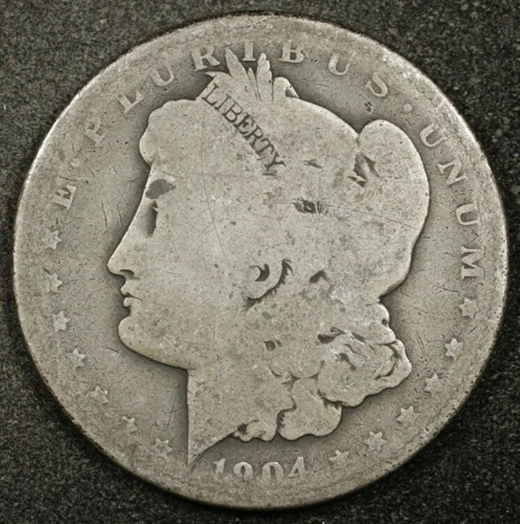1904-s Morgan Silver Dollar. Circulated. 164216商品について認証 未認証流通/未流通 流通注意事項※以下の注意事項をご理解のうえ、ご購入ください■ 鑑定済みコイン・紙幣について各種コイン・紙幣の鑑定機関（NGC、PCGS、PMGなど）は、収集品の真贋鑑定およびグレーディングを行う専門機関です。鑑定後の商品は、専用ケース（スラブ）に封入され、状態を示すグレードが付与されます。■ グレードについてグレードはコイン・紙幣自体の状態を評価するものであり、ケース自体の品質や状態を保証するものではありません。製造・輸送時の影響により、以下のような状態が発生する場合がございます。- 軽微なスレ傷・拭き傷（特に光の角度で見えるもの）- ケース内部のホコリ・小さな異物（鑑定機関の検品基準を満たしている場合）- ラベルのズレ・わずかな傾きこれらは鑑定機関の基準内であり、返品・交換の対象とはなりませんのでご了承ください。■ ラベルの種類について各鑑定機関では、コイン・紙幣の状態や鑑定の結果に応じて異なるラベルが付与されます。- 通常ラベル（Standard/Regular）：一般的なグレード付き鑑定済みコイン・紙幣- オーセンティック（Authentic）：グレードなしで真贋のみ保証- 詳細グレード（Details）：クリーニング跡やエッジのダメージがあるが本物と認定- 特別ラベル（Special Label）：記念版や特定のデザインの限定ラベル - 例：NGC「Early Releases」「First Releases」、PCGS「First Strike」 などグレードやラベルの種類は、商品画像および説明文をご確認のうえ、ご購入ください。■ 在庫状況について当店の商品は海外から取り寄せております。ご購入のタイミングによっては在庫切れとなる場合がございます。その際はご連絡のうえ、ご注文をキャンセルさせていただく場合がございますので、あらかじめご了承ください。■ ご注文後のキャンセルについてご注文と同時に商品のお取り寄せを開始するため、お客様都合によるキャンセルは承っておりません。■ 配送についてお届けまでに通常2〜3週間ほどかかります。海外の祝日や天候、税関手続きにより通常より配送が遅れる可能性がございます。■ 保証について商品説明に英語で「保証（warranty）」と記載があっても、日本国内では適用されませんのでご了承ください。 当店では、商品到着後7日以内の初期不良に限り、対応させていただきます。 （返品規約の詳細については、楽天市場内の会社概要欄下部をご参照ください。）■ 商品の色・素材感について撮影環境やモニター設定により、実際の商品と色味や質感が異なる場合がございます。■ 価格変動について希少性の高い商品は市場価格の変動により、追加料金をお願いする場合がございます。追加料金に同意いただけない場合には、ご注文のキャンセルが可能ですので、ご安心ください。■ その他サービスについて海外製品の輸入代行も承っております。ショップに掲載されていない商品でもお探し可能ですので、お気軽にご相談ください。尚、業者販売（業販）や複数購入の場合、割引対応も可能です。ご希望の方はお問い合わせください。