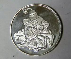 Circus Clown 1 oz .999 Fine Silver Round (41421)商品について販売者コメント「オールドタイムシルバーラウンドには、取り扱いによる傷や汚れがあります。」形状：ラウンド修正商品番号：製造国/地域：アメリカ合衆国純度：0.9991オンスあたりの貴金属含有量：ブランド/造幣局：ノーブランド組成：銀貴金属含有量：1オンス注意事項※以下の注意事項をご理解のうえ、ご購入ください■ 鑑定済みコイン・紙幣について各種コイン・紙幣の鑑定機関（NGC、PCGS、PMGなど）は、収集品の真贋鑑定およびグレーディングを行う専門機関です。鑑定後の商品は、専用ケース（スラブ）に封入され、状態を示すグレードが付与されます。■ グレードについてグレードはコイン・紙幣自体の状態を評価するものであり、ケース自体の品質や状態を保証するものではありません。製造・輸送時の影響により、以下のような状態が発生する場合がございます。- 軽微なスレ傷・拭き傷（特に光の角度で見えるもの）- ケース内部のホコリ・小さな異物（鑑定機関の検品基準を満たしている場合）- ラベルのズレ・わずかな傾きこれらは鑑定機関の基準内であり、返品・交換の対象とはなりませんのでご了承ください。■ ラベルの種類について各鑑定機関では、コイン・紙幣の状態や鑑定の結果に応じて異なるラベルが付与されます。- 通常ラベル（Standard/Regular）：一般的なグレード付き鑑定済みコイン・紙幣- オーセンティック（Authentic）：グレードなしで真贋のみ保証- 詳細グレード（Details）：クリーニング跡やエッジのダメージがあるが本物と認定- 特別ラベル（Special Label）：記念版や特定のデザインの限定ラベル - 例：NGC「Early Releases」「First Releases」、PCGS「First Strike」 などグレードやラベルの種類は、商品画像および説明文をご確認のうえ、ご購入ください。■ 在庫状況について当店の商品は海外から取り寄せております。ご購入のタイミングによっては在庫切れとなる場合がございます。その際はご連絡のうえ、ご注文をキャンセルさせていただく場合がございますので、あらかじめご了承ください。■ ご注文後のキャンセルについてご注文と同時に商品のお取り寄せを開始するため、お客様都合によるキャンセルは承っておりません。■ 配送についてお届けまでに通常2〜3週間ほどかかります。海外の祝日や天候、税関手続きにより通常より配送が遅れる可能性がございます。■ 保証について商品説明に英語で「保証（warranty）」と記載があっても、日本国内では適用されませんのでご了承ください。 当店では、商品到着後7日以内の初期不良に限り、対応させていただきます。 （返品規約の詳細については、楽天市場内の会社概要欄下部をご参照ください。）■ 商品の色・素材感について撮影環境やモニター設定により、実際の商品と色味や質感が異なる場合がございます。■ 価格変動について希少性の高い商品は市場価格の変動により、追加料金をお願いする場合がございます。追加料金に同意いただけない場合には、ご注文のキャンセルが可能ですので、ご安心ください。■ その他サービスについて海外製品の輸入代行も承っております。ショップに掲載されていない商品でもお探し可能ですので、お気軽にご相談ください。尚、業者販売（業販）や複数購入の場合、割引対応も可能です。ご希望の方はお問い合わせください。