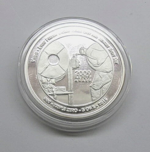 2009 Barrick Bald Mountain Mine "SAFETY AWARD" 1 Oz .999 Silver Proof Round商品について組成：銀形状：ラウンド製造年：2009年純度：0.999貴金属含有量：1オンス製造国／地域：アメリカ合衆国注意事項※以下の注意事項をご理解のうえ、ご購入ください■ 鑑定済みコイン・紙幣について各種コイン・紙幣の鑑定機関（NGC、PCGS、PMGなど）は、収集品の真贋鑑定およびグレーディングを行う専門機関です。鑑定後の商品は、専用ケース（スラブ）に封入され、状態を示すグレードが付与されます。■ グレードについてグレードはコイン・紙幣自体の状態を評価するものであり、ケース自体の品質や状態を保証するものではありません。製造・輸送時の影響により、以下のような状態が発生する場合がございます。- 軽微なスレ傷・拭き傷（特に光の角度で見えるもの）- ケース内部のホコリ・小さな異物（鑑定機関の検品基準を満たしている場合）- ラベルのズレ・わずかな傾きこれらは鑑定機関の基準内であり、返品・交換の対象とはなりませんのでご了承ください。■ ラベルの種類について各鑑定機関では、コイン・紙幣の状態や鑑定の結果に応じて異なるラベルが付与されます。- 通常ラベル（Standard/Regular）：一般的なグレード付き鑑定済みコイン・紙幣- オーセンティック（Authentic）：グレードなしで真贋のみ保証- 詳細グレード（Details）：クリーニング跡やエッジのダメージがあるが本物と認定- 特別ラベル（Special Label）：記念版や特定のデザインの限定ラベル - 例：NGC「Early Releases」「First Releases」、PCGS「First Strike」 などグレードやラベルの種類は、商品画像および説明文をご確認のうえ、ご購入ください。■ 在庫状況について当店の商品は海外から取り寄せております。ご購入のタイミングによっては在庫切れとなる場合がございます。その際はご連絡のうえ、ご注文をキャンセルさせていただく場合がございますので、あらかじめご了承ください。■ ご注文後のキャンセルについてご注文と同時に商品のお取り寄せを開始するため、お客様都合によるキャンセルは承っておりません。■ 配送についてお届けまでに通常2〜3週間ほどかかります。海外の祝日や天候、税関手続きにより通常より配送が遅れる可能性がございます。■ 保証について商品説明に英語で「保証（warranty）」と記載があっても、日本国内では適用されませんのでご了承ください。 当店では、商品到着後7日以内の初期不良に限り、対応させていただきます。 （返品規約の詳細については、楽天市場内の会社概要欄下部をご参照ください。）■ 商品の色・素材感について撮影環境やモニター設定により、実際の商品と色味や質感が異なる場合がございます。■ 価格変動について希少性の高い商品は市場価格の変動により、追加料金をお願いする場合がございます。追加料金に同意いただけない場合には、ご注文のキャンセルが可能ですので、ご安心ください。■ その他サービスについて海外製品の輸入代行も承っております。ショップに掲載されていない商品でもお探し可能ですので、お気軽にご相談ください。尚、業者販売（業販）や複数購入の場合、割引対応も可能です。ご希望の方はお問い合わせください。