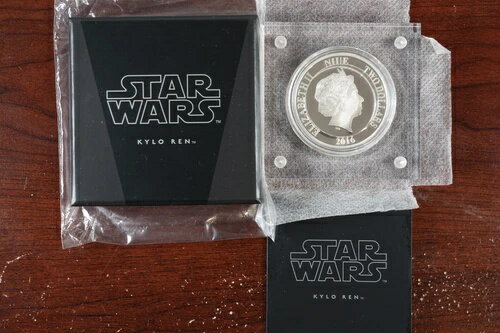 WORLD RESOURCE【KING店】の2016年 ニウエ 1オンス .999 シルバー スターウォーズ カイロ・レン カラー化プルーフ｜アングル2