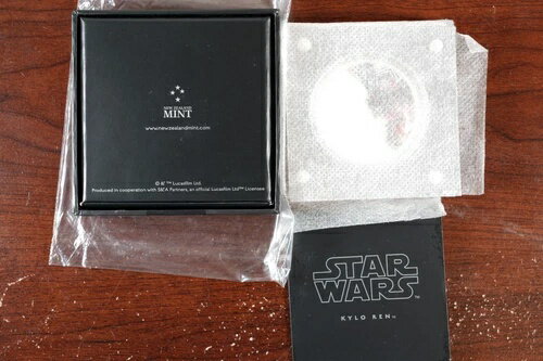 WORLD RESOURCE【KING店】の2016年 ニウエ 1オンス .999 シルバー スターウォーズ カイロ・レン カラー化プルーフ｜アングル3