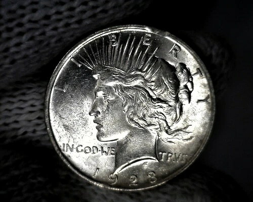 RARE UNCIRCULATED 1923 ERROR RIM CLIP PEACE LIBERTY SILVER DOLLAR商品について認証：未認証コイン：ピース・ダラー造幣局所在地：フィラデルフィア額面：1ドル製造国／地域：アメリカ合衆国流通／非流通：流通年：1923年グレード：未認証打刻タイプ：ビジネス材質：銀注意事項※以下の注意事項をご理解のうえ、ご購入ください■ 鑑定済みコイン・紙幣について各種コイン・紙幣の鑑定機関（NGC、PCGS、PMGなど）は、収集品の真贋鑑定およびグレーディングを行う専門機関です。鑑定後の商品は、専用ケース（スラブ）に封入され、状態を示すグレードが付与されます。■ グレードについてグレードはコイン・紙幣自体の状態を評価するものであり、ケース自体の品質や状態を保証するものではありません。製造・輸送時の影響により、以下のような状態が発生する場合がございます。- 軽微なスレ傷・拭き傷（特に光の角度で見えるもの）- ケース内部のホコリ・小さな異物（鑑定機関の検品基準を満たしている場合）- ラベルのズレ・わずかな傾きこれらは鑑定機関の基準内であり、返品・交換の対象とはなりませんのでご了承ください。■ ラベルの種類について各鑑定機関では、コイン・紙幣の状態や鑑定の結果に応じて異なるラベルが付与されます。- 通常ラベル（Standard/Regular）：一般的なグレード付き鑑定済みコイン・紙幣- オーセンティック（Authentic）：グレードなしで真贋のみ保証- 詳細グレード（Details）：クリーニング跡やエッジのダメージがあるが本物と認定- 特別ラベル（Special Label）：記念版や特定のデザインの限定ラベル - 例：NGC「Early Releases」「First Releases」、PCGS「First Strike」 などグレードやラベルの種類は、商品画像および説明文をご確認のうえ、ご購入ください。■ 在庫状況について当店の商品は海外から取り寄せております。ご購入のタイミングによっては在庫切れとなる場合がございます。その際はご連絡のうえ、ご注文をキャンセルさせていただく場合がございますので、あらかじめご了承ください。■ ご注文後のキャンセルについてご注文と同時に商品のお取り寄せを開始するため、お客様都合によるキャンセルは承っておりません。■ 配送についてお届けまでに通常2〜3週間ほどかかります。海外の祝日や天候、税関手続きにより通常より配送が遅れる可能性がございます。■ 保証について商品説明に英語で「保証（warranty）」と記載があっても、日本国内では適用されませんのでご了承ください。 当店では、商品到着後7日以内の初期不良に限り、対応させていただきます。 （返品規約の詳細については、楽天市場内の会社概要欄下部をご参照ください。）■ 商品の色・素材感について撮影環境やモニター設定により、実際の商品と色味や質感が異なる場合がございます。■ 価格変動について希少性の高い商品は市場価格の変動により、追加料金をお願いする場合がございます。追加料金に同意いただけない場合には、ご注文のキャンセルが可能ですので、ご安心ください。■ その他サービスについて海外製品の輸入代行も承っております。ショップに掲載されていない商品でもお探し可能ですので、お気軽にご相談ください。尚、業者販売（業販）や複数購入の場合、割引対応も可能です。ご希望の方はお問い合わせください。