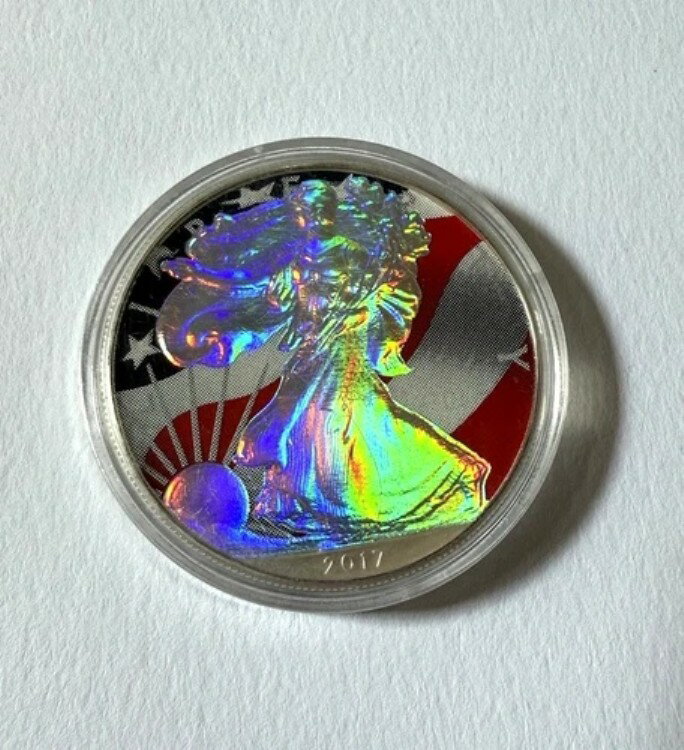 2017 Hologram American Flag Colorized Silver Eagle 1 oz .999 Fine Silver Coin商品についてアメリカンイーグルコイン組成 銀発行年 2017年刻印タイプ ビジネス純度 0.999単位あたりの貴金属含有量 1オンス製造国/地域 アメリカ合衆国ブランド/造幣局 アメリカ造幣局総貴金属含有量 1オンス認証 未認証注意事項※以下の注意事項をご理解のうえ、ご購入ください■ 鑑定済みコイン・紙幣について各種コイン・紙幣の鑑定機関（NGC、PCGS、PMGなど）は、収集品の真贋鑑定およびグレーディングを行う専門機関です。鑑定後の商品は、専用ケース（スラブ）に封入され、状態を示すグレードが付与されます。■ グレードについてグレードはコイン・紙幣自体の状態を評価するものであり、ケース自体の品質や状態を保証するものではありません。製造・輸送時の影響により、以下のような状態が発生する場合がございます。- 軽微なスレ傷・拭き傷（特に光の角度で見えるもの）- ケース内部のホコリ・小さな異物（鑑定機関の検品基準を満たしている場合）- ラベルのズレ・わずかな傾きこれらは鑑定機関の基準内であり、返品・交換の対象とはなりませんのでご了承ください。■ ラベルの種類について各鑑定機関では、コイン・紙幣の状態や鑑定の結果に応じて異なるラベルが付与されます。- 通常ラベル（Standard/Regular）：一般的なグレード付き鑑定済みコイン・紙幣- オーセンティック（Authentic）：グレードなしで真贋のみ保証- 詳細グレード（Details）：クリーニング跡やエッジのダメージがあるが本物と認定- 特別ラベル（Special Label）：記念版や特定のデザインの限定ラベル - 例：NGC「Early Releases」「First Releases」、PCGS「First Strike」 などグレードやラベルの種類は、商品画像および説明文をご確認のうえ、ご購入ください。■ 在庫状況について当店の商品は海外から取り寄せております。ご購入のタイミングによっては在庫切れとなる場合がございます。その際はご連絡のうえ、ご注文をキャンセルさせていただく場合がございますので、あらかじめご了承ください。■ ご注文後のキャンセルについてご注文と同時に商品のお取り寄せを開始するため、お客様都合によるキャンセルは承っておりません。■ 配送についてお届けまでに通常2〜3週間ほどかかります。海外の祝日や天候、税関手続きにより通常より配送が遅れる可能性がございます。■ 保証について商品説明に英語で「保証（warranty）」と記載があっても、日本国内では適用されませんのでご了承ください。 当店では、商品到着後7日以内の初期不良に限り、対応させていただきます。 （返品規約の詳細については、楽天市場内の会社概要欄下部をご参照ください。）■ 商品の色・素材感について撮影環境やモニター設定により、実際の商品と色味や質感が異なる場合がございます。■ 価格変動について希少性の高い商品は市場価格の変動により、追加料金をお願いする場合がございます。追加料金に同意いただけない場合には、ご注文のキャンセルが可能ですので、ご安心ください。■ その他サービスについて海外製品の輸入代行も承っております。ショップに掲載されていない商品でもお探し可能ですので、お気軽にご相談ください。尚、業者販売（業販）や複数購入の場合、割引対応も可能です。ご希望の方はお問い合わせください。