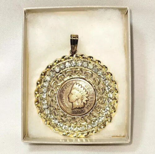 1905年インディアンヘッドペニーコイン、ホワイトラインストーンで囲まれ、ゴールドトーンのベゼル付き