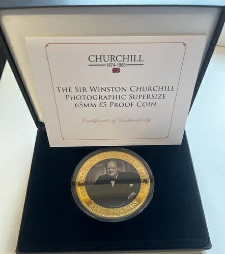 Large Winston Churchill Photographic 65mm proof ?5 coin, boxed **[28173]商品について出品者からのコメント「商品の状態は添付写真からご判断ください。詳細をご希望の場合は…続きを読む出品者からのコメントについて素材：金メッキ時代：20世紀年代：20世紀国/地域：イギリス製造国/地域：イギリス原産国：イギリス注意事項※以下の注意事項をご理解のうえ、ご購入ください■ 鑑定済みコイン・紙幣について各種コイン・紙幣の鑑定機関（NGC、PCGS、PMGなど）は、収集品の真贋鑑定およびグレーディングを行う専門機関です。鑑定後の商品は、専用ケース（スラブ）に封入され、状態を示すグレードが付与されます。■ グレードについてグレードはコイン・紙幣自体の状態を評価するものであり、ケース自体の品質や状態を保証するものではありません。製造・輸送時の影響により、以下のような状態が発生する場合がございます。- 軽微なスレ傷・拭き傷（特に光の角度で見えるもの）- ケース内部のホコリ・小さな異物（鑑定機関の検品基準を満たしている場合）- ラベルのズレ・わずかな傾きこれらは鑑定機関の基準内であり、返品・交換の対象とはなりませんのでご了承ください。■ ラベルの種類について各鑑定機関では、コイン・紙幣の状態や鑑定の結果に応じて異なるラベルが付与されます。- 通常ラベル（Standard/Regular）：一般的なグレード付き鑑定済みコイン・紙幣- オーセンティック（Authentic）：グレードなしで真贋のみ保証- 詳細グレード（Details）：クリーニング跡やエッジのダメージがあるが本物と認定- 特別ラベル（Special Label）：記念版や特定のデザインの限定ラベル - 例：NGC「Early Releases」「First Releases」、PCGS「First Strike」 などグレードやラベルの種類は、商品画像および説明文をご確認のうえ、ご購入ください。■ 在庫状況について当店の商品は海外から取り寄せております。ご購入のタイミングによっては在庫切れとなる場合がございます。その際はご連絡のうえ、ご注文をキャンセルさせていただく場合がございますので、あらかじめご了承ください。■ ご注文後のキャンセルについてご注文と同時に商品のお取り寄せを開始するため、お客様都合によるキャンセルは承っておりません。■ 配送についてお届けまでに通常2〜3週間ほどかかります。海外の祝日や天候、税関手続きにより通常より配送が遅れる可能性がございます。■ 保証について商品説明に英語で「保証（warranty）」と記載があっても、日本国内では適用されませんのでご了承ください。 当店では、商品到着後7日以内の初期不良に限り、対応させていただきます。 （返品規約の詳細については、楽天市場内の会社概要欄下部をご参照ください。）■ 商品の色・素材感について撮影環境やモニター設定により、実際の商品と色味や質感が異なる場合がございます。■ 価格変動について希少性の高い商品は市場価格の変動により、追加料金をお願いする場合がございます。追加料金に同意いただけない場合には、ご注文のキャンセルが可能ですので、ご安心ください。■ その他サービスについて海外製品の輸入代行も承っております。ショップに掲載されていない商品でもお探し可能ですので、お気軽にご相談ください。尚、業者販売（業販）や複数購入の場合、割引対応も可能です。ご希望の方はお問い合わせください。