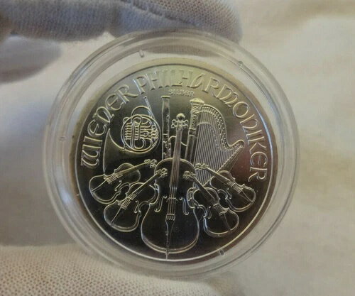 2010 Austrian Philharmonic 1 oz Ounce .999 Fine Silver 1.5 Euro Coin In Capsule商品についてブランド：オーストリア造幣局コイン：オーストリア・フィルハーモニー組成：銀発行年：2010年純度：0.999刻印：ビジネスグレード：アートバー単位あたりの貴金属含有量：1オンス製造国／地域：オーストリアブランド／造幣局：オーストリア造幣局修正アイテム番号：認証：未認証注意事項※以下の注意事項をご理解のうえ、ご購入ください■ 鑑定済みコイン・紙幣について各種コイン・紙幣の鑑定機関（NGC、PCGS、PMGなど）は、収集品の真贋鑑定およびグレーディングを行う専門機関です。鑑定後の商品は、専用ケース（スラブ）に封入され、状態を示すグレードが付与されます。■ グレードについてグレードはコイン・紙幣自体の状態を評価するものであり、ケース自体の品質や状態を保証するものではありません。製造・輸送時の影響により、以下のような状態が発生する場合がございます。- 軽微なスレ傷・拭き傷（特に光の角度で見えるもの）- ケース内部のホコリ・小さな異物（鑑定機関の検品基準を満たしている場合）- ラベルのズレ・わずかな傾きこれらは鑑定機関の基準内であり、返品・交換の対象とはなりませんのでご了承ください。■ ラベルの種類について各鑑定機関では、コイン・紙幣の状態や鑑定の結果に応じて異なるラベルが付与されます。- 通常ラベル（Standard/Regular）：一般的なグレード付き鑑定済みコイン・紙幣- オーセンティック（Authentic）：グレードなしで真贋のみ保証- 詳細グレード（Details）：クリーニング跡やエッジのダメージがあるが本物と認定- 特別ラベル（Special Label）：記念版や特定のデザインの限定ラベル - 例：NGC「Early Releases」「First Releases」、PCGS「First Strike」 などグレードやラベルの種類は、商品画像および説明文をご確認のうえ、ご購入ください。■ 在庫状況について当店の商品は海外から取り寄せております。ご購入のタイミングによっては在庫切れとなる場合がございます。その際はご連絡のうえ、ご注文をキャンセルさせていただく場合がございますので、あらかじめご了承ください。■ ご注文後のキャンセルについてご注文と同時に商品のお取り寄せを開始するため、お客様都合によるキャンセルは承っておりません。■ 配送についてお届けまでに通常2〜3週間ほどかかります。海外の祝日や天候、税関手続きにより通常より配送が遅れる可能性がございます。■ 保証について商品説明に英語で「保証（warranty）」と記載があっても、日本国内では適用されませんのでご了承ください。 当店では、商品到着後7日以内の初期不良に限り、対応させていただきます。 （返品規約の詳細については、楽天市場内の会社概要欄下部をご参照ください。）■ 商品の色・素材感について撮影環境やモニター設定により、実際の商品と色味や質感が異なる場合がございます。■ 価格変動について希少性の高い商品は市場価格の変動により、追加料金をお願いする場合がございます。追加料金に同意いただけない場合には、ご注文のキャンセルが可能ですので、ご安心ください。■ その他サービスについて海外製品の輸入代行も承っております。ショップに掲載されていない商品でもお探し可能ですので、お気軽にご相談ください。尚、業者販売（業販）や複数購入の場合、割引対応も可能です。ご希望の方はお問い合わせください。