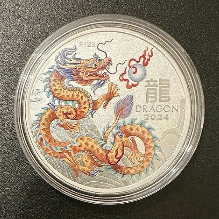 2024 Australia $1 1oz .9999 Silver Coin Gold Colorized Lunar New Year Dragon商品について組成 銀純度 0.9999刻印の種類 ビジネスグレード 未鑑定原産地 オーストラリア認証 未鑑定額面 1ドル流通/非流通 非流通年 2024年年代 2024年国 オーストラリア製造国/地域 オーストラリア注意事項※以下の注意事項をご理解のうえ、ご購入ください■ 鑑定済みコイン・紙幣について各種コイン・紙幣の鑑定機関（NGC、PCGS、PMGなど）は、収集品の真贋鑑定およびグレーディングを行う専門機関です。鑑定後の商品は、専用ケース（スラブ）に封入され、状態を示すグレードが付与されます。■ グレードについてグレードはコイン・紙幣自体の状態を評価するものであり、ケース自体の品質や状態を保証するものではありません。製造・輸送時の影響により、以下のような状態が発生する場合がございます。- 軽微なスレ傷・拭き傷（特に光の角度で見えるもの）- ケース内部のホコリ・小さな異物（鑑定機関の検品基準を満たしている場合）- ラベルのズレ・わずかな傾きこれらは鑑定機関の基準内であり、返品・交換の対象とはなりませんのでご了承ください。■ ラベルの種類について各鑑定機関では、コイン・紙幣の状態や鑑定の結果に応じて異なるラベルが付与されます。- 通常ラベル（Standard/Regular）：一般的なグレード付き鑑定済みコイン・紙幣- オーセンティック（Authentic）：グレードなしで真贋のみ保証- 詳細グレード（Details）：クリーニング跡やエッジのダメージがあるが本物と認定- 特別ラベル（Special Label）：記念版や特定のデザインの限定ラベル - 例：NGC「Early Releases」「First Releases」、PCGS「First Strike」 などグレードやラベルの種類は、商品画像および説明文をご確認のうえ、ご購入ください。■ 在庫状況について当店の商品は海外から取り寄せております。ご購入のタイミングによっては在庫切れとなる場合がございます。その際はご連絡のうえ、ご注文をキャンセルさせていただく場合がございますので、あらかじめご了承ください。■ ご注文後のキャンセルについてご注文と同時に商品のお取り寄せを開始するため、お客様都合によるキャンセルは承っておりません。■ 配送についてお届けまでに通常2〜3週間ほどかかります。海外の祝日や天候、税関手続きにより通常より配送が遅れる可能性がございます。■ 保証について商品説明に英語で「保証（warranty）」と記載があっても、日本国内では適用されませんのでご了承ください。 当店では、商品到着後7日以内の初期不良に限り、対応させていただきます。 （返品規約の詳細については、楽天市場内の会社概要欄下部をご参照ください。）■ 商品の色・素材感について撮影環境やモニター設定により、実際の商品と色味や質感が異なる場合がございます。■ 価格変動について希少性の高い商品は市場価格の変動により、追加料金をお願いする場合がございます。追加料金に同意いただけない場合には、ご注文のキャンセルが可能ですので、ご安心ください。■ その他サービスについて海外製品の輸入代行も承っております。ショップに掲載されていない商品でもお探し可能ですので、お気軽にご相談ください。尚、業者販売（業販）や複数購入の場合、割引対応も可能です。ご希望の方はお問い合わせください。
