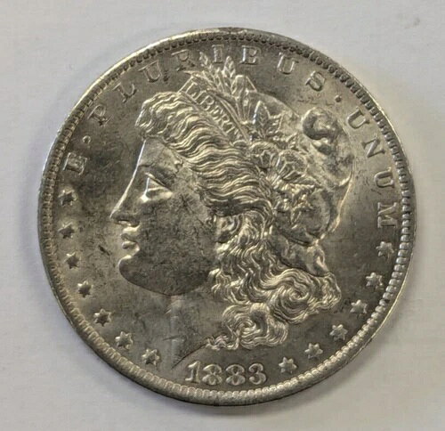 1883-O Morgan Silver Dollar ~ #570商品について額面 1ドル流通/非流通 流通コイン モルガン組成 銀鋳造年 1878-19211883年打刻タイプ ビジネスストライク純度 0.9造幣局所在地 ニューオーリンズ製造国/地域 アメリカ合衆国認証 未認証販売元 Lake County Gold & Coins注意事項※以下の注意事項をご理解のうえ、ご購入ください■ 鑑定済みコイン・紙幣について各種コイン・紙幣の鑑定機関（NGC、PCGS、PMGなど）は、収集品の真贋鑑定およびグレーディングを行う専門機関です。鑑定後の商品は、専用ケース（スラブ）に封入され、状態を示すグレードが付与されます。■ グレードについてグレードはコイン・紙幣自体の状態を評価するものであり、ケース自体の品質や状態を保証するものではありません。製造・輸送時の影響により、以下のような状態が発生する場合がございます。- 軽微なスレ傷・拭き傷（特に光の角度で見えるもの）- ケース内部のホコリ・小さな異物（鑑定機関の検品基準を満たしている場合）- ラベルのズレ・わずかな傾きこれらは鑑定機関の基準内であり、返品・交換の対象とはなりませんのでご了承ください。■ ラベルの種類について各鑑定機関では、コイン・紙幣の状態や鑑定の結果に応じて異なるラベルが付与されます。- 通常ラベル（Standard/Regular）：一般的なグレード付き鑑定済みコイン・紙幣- オーセンティック（Authentic）：グレードなしで真贋のみ保証- 詳細グレード（Details）：クリーニング跡やエッジのダメージがあるが本物と認定- 特別ラベル（Special Label）：記念版や特定のデザインの限定ラベル - 例：NGC「Early Releases」「First Releases」、PCGS「First Strike」 などグレードやラベルの種類は、商品画像および説明文をご確認のうえ、ご購入ください。■ 在庫状況について当店の商品は海外から取り寄せております。ご購入のタイミングによっては在庫切れとなる場合がございます。その際はご連絡のうえ、ご注文をキャンセルさせていただく場合がございますので、あらかじめご了承ください。■ ご注文後のキャンセルについてご注文と同時に商品のお取り寄せを開始するため、お客様都合によるキャンセルは承っておりません。■ 配送についてお届けまでに通常2〜3週間ほどかかります。海外の祝日や天候、税関手続きにより通常より配送が遅れる可能性がございます。■ 保証について商品説明に英語で「保証（warranty）」と記載があっても、日本国内では適用されませんのでご了承ください。 当店では、商品到着後7日以内の初期不良に限り、対応させていただきます。 （返品規約の詳細については、楽天市場内の会社概要欄下部をご参照ください。）■ 商品の色・素材感について撮影環境やモニター設定により、実際の商品と色味や質感が異なる場合がございます。■ 価格変動について希少性の高い商品は市場価格の変動により、追加料金をお願いする場合がございます。追加料金に同意いただけない場合には、ご注文のキャンセルが可能ですので、ご安心ください。■ その他サービスについて海外製品の輸入代行も承っております。ショップに掲載されていない商品でもお探し可能ですので、お気軽にご相談ください。尚、業者販売（業販）や複数購入の場合、割引対応も可能です。ご希望の方はお問い合わせください。