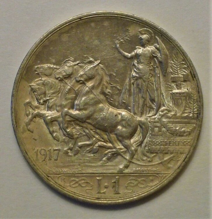 ? 1917 R Italy 1 Lira Quadriga Silver WWI 1L AU商品について認証：未認証KM番号：57額面：1リラ製造国／地域：イタリア製造年：1917年グレード：未認証組成：銀純度：0.835認証番号：N/A注意事項※以下の注意事項をご理解のうえ、ご購入ください■ 鑑定済みコイン・紙幣について各種コイン・紙幣の鑑定機関（NGC、PCGS、PMGなど）は、収集品の真贋鑑定およびグレーディングを行う専門機関です。鑑定後の商品は、専用ケース（スラブ）に封入され、状態を示すグレードが付与されます。■ グレードについてグレードはコイン・紙幣自体の状態を評価するものであり、ケース自体の品質や状態を保証するものではありません。製造・輸送時の影響により、以下のような状態が発生する場合がございます。- 軽微なスレ傷・拭き傷（特に光の角度で見えるもの）- ケース内部のホコリ・小さな異物（鑑定機関の検品基準を満たしている場合）- ラベルのズレ・わずかな傾きこれらは鑑定機関の基準内であり、返品・交換の対象とはなりませんのでご了承ください。■ ラベルの種類について各鑑定機関では、コイン・紙幣の状態や鑑定の結果に応じて異なるラベルが付与されます。- 通常ラベル（Standard/Regular）：一般的なグレード付き鑑定済みコイン・紙幣- オーセンティック（Authentic）：グレードなしで真贋のみ保証- 詳細グレード（Details）：クリーニング跡やエッジのダメージがあるが本物と認定- 特別ラベル（Special Label）：記念版や特定のデザインの限定ラベル - 例：NGC「Early Releases」「First Releases」、PCGS「First Strike」 などグレードやラベルの種類は、商品画像および説明文をご確認のうえ、ご購入ください。■ 在庫状況について当店の商品は海外から取り寄せております。ご購入のタイミングによっては在庫切れとなる場合がございます。その際はご連絡のうえ、ご注文をキャンセルさせていただく場合がございますので、あらかじめご了承ください。■ ご注文後のキャンセルについてご注文と同時に商品のお取り寄せを開始するため、お客様都合によるキャンセルは承っておりません。■ 配送についてお届けまでに通常2〜3週間ほどかかります。海外の祝日や天候、税関手続きにより通常より配送が遅れる可能性がございます。■ 保証について商品説明に英語で「保証（warranty）」と記載があっても、日本国内では適用されませんのでご了承ください。 当店では、商品到着後7日以内の初期不良に限り、対応させていただきます。 （返品規約の詳細については、楽天市場内の会社概要欄下部をご参照ください。）■ 商品の色・素材感について撮影環境やモニター設定により、実際の商品と色味や質感が異なる場合がございます。■ 価格変動について希少性の高い商品は市場価格の変動により、追加料金をお願いする場合がございます。追加料金に同意いただけない場合には、ご注文のキャンセルが可能ですので、ご安心ください。■ その他サービスについて海外製品の輸入代行も承っております。ショップに掲載されていない商品でもお探し可能ですので、お気軽にご相談ください。尚、業者販売（業販）や複数購入の場合、割引対応も可能です。ご希望の方はお問い合わせください。
