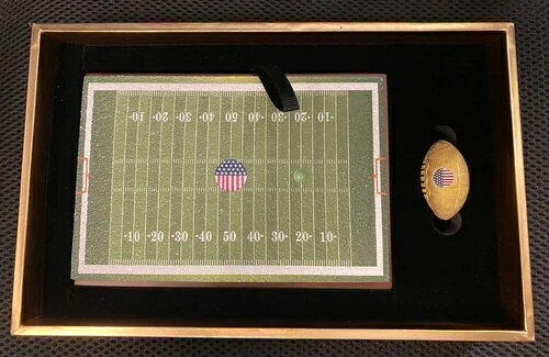 2025年チャド 1オンス 銀金鍍金フットボール型コイン（フットボールフィールドディスプレイ付き）